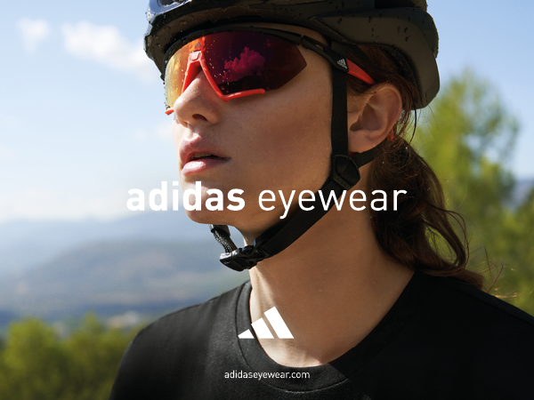 Radfahrerin mit Adidas-Sportbrille